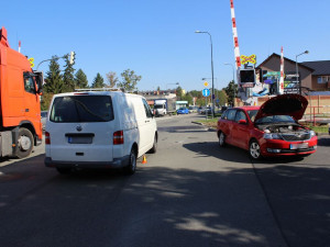 Řidič přes zákaz odbočoval vlevo. Naboural protijedoucí dodávku a jeho spolujezdkyně se zranila