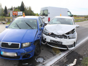 Řidička nedala přednost autu na hlavní, kvůli nehodě se na frekventované silnici tvořila kolona