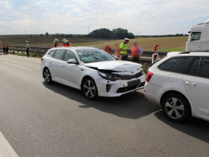 Senior nedobrzdil a se svým vozem na dálnici zezadu narazil do zpomalujícího auta před ním