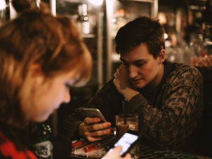 Mladík nechal v baru na stole telefon za deset tisíc bez dozoru, přišel o něj