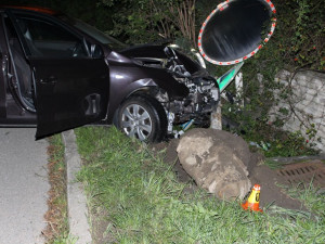 Žena nezvládla řízení, nabourala do značky. Policii nadýchala dvě promile