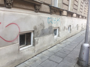 FOTO: Vandal řádil na třídě Svobody, zůstalo po něm několik rozbitých oken