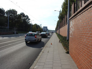 Policie pátrá po dvou výrostcích na kole, kteří srazili na chodníku v Neředíně seniorku a zranili ji