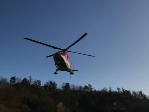 V obci Kosov srazila dodávka seniorku. S vážnými zraněními byla letecky transportována do nemocnice