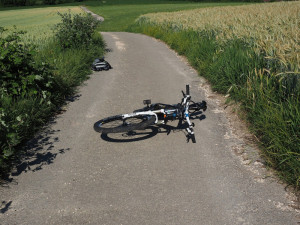 Řidič na silnici srazil cyklistku. Ta byla převezena do nemocnice.