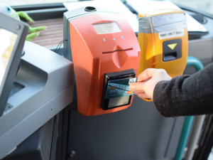 V krajských autobusech jde platit bezkontaktní platební kartou snadno a rychle. Zde je návod, jak na to