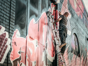 Sprejer poškodil plot u domu graffiti. Hrozí mu až rok za mřížemi