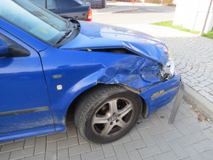 Opilý řidič způsobil nehodu a z místa chtěl ujet. Hrozí mu až tři roky ve vězení