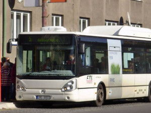 Řidič autobusu zabrzdil před přechodem, cestující upadla a skončila v nemocnici