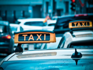 Zákazník se pohádal s taxikářem. Závěrem kopnul do předního světla taxíku, které poškodil