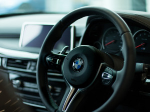 Řidič BMW nezabrzdil své auto, které se samo rozjelo a nabouralo do plotu