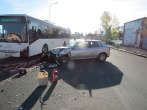 Senior byl oslněn sluncem a nedal autobusu přednost, u nehody zasahovali i hasiči