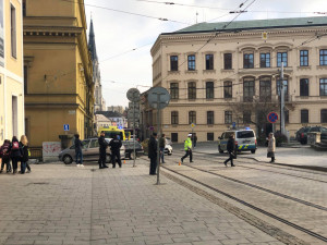 Řidič objížděl tramvaj stojící na zastávce. Srazil při tom ženu, ta skončila v nemocnici