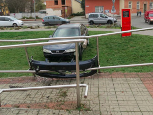 Opilá řidička nezvládla výjezd z kruhového objezdu, její auto skončilo "zakouslé" v zábradlí o několik metrů dál