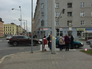 AKTUÁLNĚ: Osobní auto srazilo ženu na přechodu na třídě 17. listopadu, skončila v nemocnici