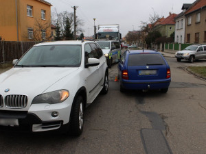 Řidička BMW nedala přednost v jízdě a srazila se s projíždějícím autem. Druhý řidič se ale provinil také