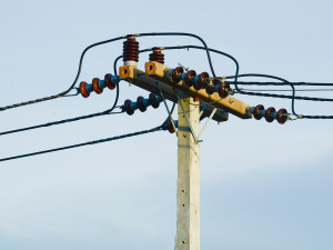 Řidič při nehodě poškodil sloup elektrického vedení, dominovým efektem se poškodily další čtyři