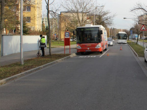 Desetiletý chlapec vběhl zpoza autobusu před rozjeté BMW. Skončil v nemocnici