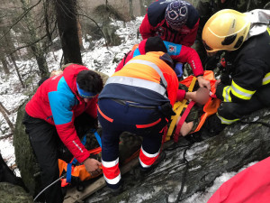 Žena spadla ze skály a záchranné složky ji musely transportovat z prudkého srázu