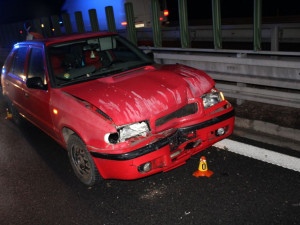 Řidička nedodržela bezpečný rozestup a na dálnici nabourala do auta, které jelo před ní