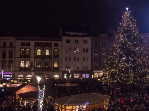 Zloděj se vloupal do stánku na olomouckých vánočních trzích, ukradl třináct lahví alkoholu