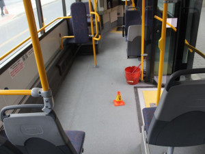 Seniorka se během jízdy v autobusu postavila a ztratila rovnováhu. Spolucestující chtěla zabránit pádu ženy, nakonec upadly obě