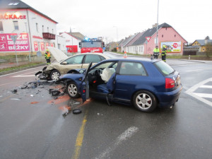 Řidička nerespektovala dopravní značku a nedala na křižovatce přednost v jízdě. Došlo k nehodě, při které se zranili čtyři lidé