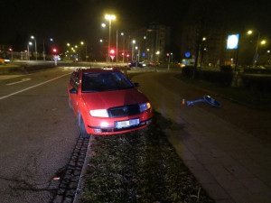 Opilý řidič nezvládl na Nový rok odbočit ve Velkomoravské ulici, porazil značku a skončil mimo silnici