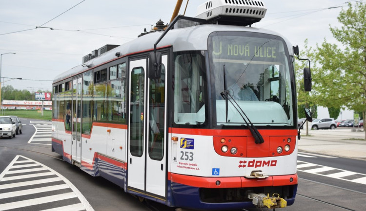 Mladý pár se pohádal v tramvaji. Během konfliktu se rozbila láhev, kterou měli u sebe