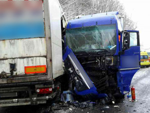 AKTUÁLNĚ: Nehoda dvou kamionů a osobního auta uzavřela silnici. Na místě zasahoval záchranářský vrtulník