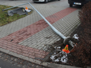 Senior se nevěnoval řízení a vyjel mimo silnici. Projel křovím a porazil lampu u přechodu pro chodce