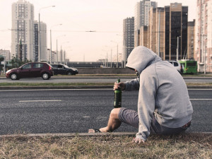 Na tramvajové zastávce ležel silně opilý muž. Po příjezdu hlídky došlo ke konfliktu a pokusu o napadení strážníka