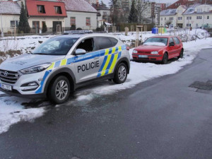 FOTO: Mladík bezdůvodně zaútočil na policistu, který seděl v autě. Na služebně pak prokopl dveře