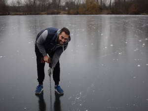 FOTO/VIDEO: Měřili jsme tloušťku ledu na Poděbradech. O víkendu by mělo být bruslení bezpečné