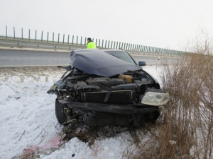 Řidič při předjíždění kamionu najel do sněhu. Dostal smyk a způsobil nehodu