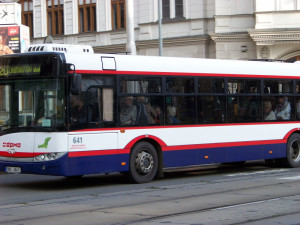 Muž upadl v autobuse a poranil si hlavu. Odmítal vystoupit a nakonec skončil v nemocnici