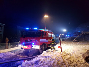 FOTO/VIDEO: Hasiči v noci na dnešek likvidovali požár rodinného domu