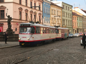 VIDEO: Tramvaje kolem Galerie Moritz jezdí krokem, vlivem počasí se poškodily koleje