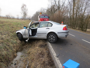 Devatenáctiletá řidička se vybourala v BMW. Do cesty jí vběhla srna