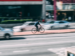 Opilý cyklista kličkoval v pravém jízdním pruhu. Policistům nadýchal tři promile