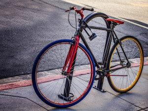 Cyklista se před jízdou posilnil třemi pivy, pak jel po chodníku. Hrozí mu pokuta až dvacet tisíc