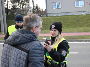 V těchto dnech probíhá dopravně bezpečnostní akce. Policisté se zaměřují i na telefonování během jízdy