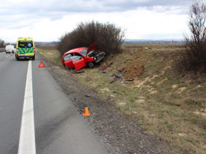 Řidička při předjíždění na dálnici narazila do svodidel. Při nehodě se zranila