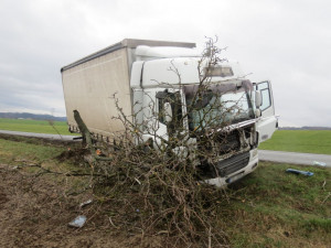 Řidič nákladního auta najel na krajnici. Ta se uvolnila a vůz narazil do stromu