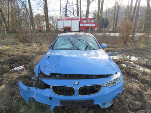 Řidič jel s BMW příliš rychle, naboural do plotu a reklamních cedulí. Vznikla škoda za jeden a půl milionu