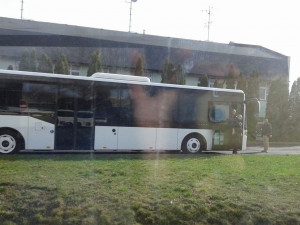 Řidiči za jízdy sledují filmy, telefonují nebo čtou noviny. Policisté si na ně posvítili v rámci dopravní akce