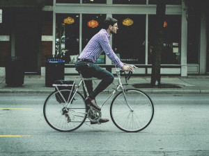 Zfetovaný cyklista jel neosvětlený po silnici. Hrozí mu pokuta až dvacet tisíc