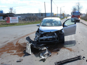 Na křižovatce v Uničově se srazila dvě auta. Zatím není jasné, proč k nehodě došlo