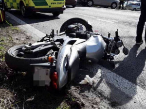 V Hranicích se srazilo auto s motorkou. Došlo k úniku provozních kapalin a jeden z řidičů byl převezen do nemocnice