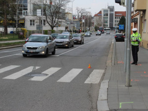 Třináctiletého chlapce srazilo auto, přecházel na červenou